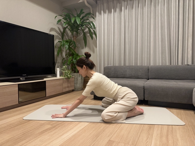 息を吐きながら、お尻をかかとに近づけて股関節を開く。