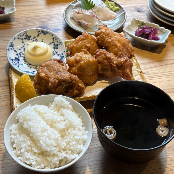 KITCHEN ジョーズ　ランチ　骨付き鶏のから揚げ定食