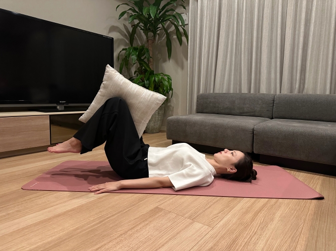 出来る方は、この呼吸に合わせて、両脚を少し床から浮かせ、上げ下ろしを5セット行う。