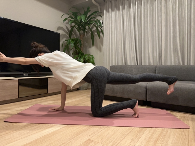 四つ這いバランス：右手と左足を、床と平行にスッと持ち上げ、30秒間バランスキープ（左手・右脚）