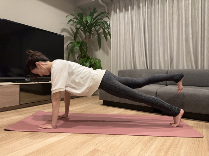 ハイプランク＋ワンアクション：腰が反ったり、お尻が上がりすぎないように、お腹を内側に引き込むような意識で、頭からかかとまでを一直線に保つ。右足を少し上げる