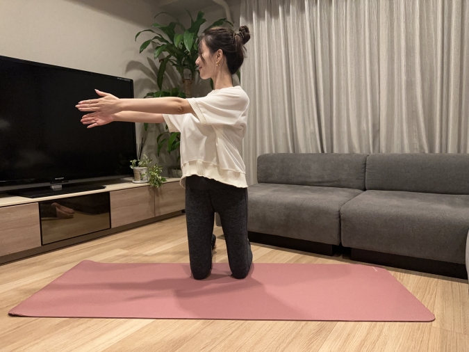 膝立ちツイスト：息を吐きながら、上半身を右にツイストし、息を吸いながら元の位置に戻る。