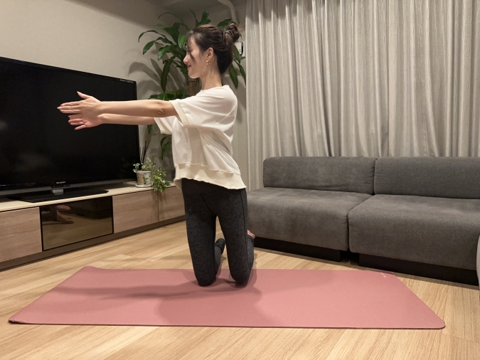 膝立ちツイスト：息を吐きながら、上半身を右にツイストし、息を吸いながら元の位置に戻る。このとき、左足を少し浮かせる