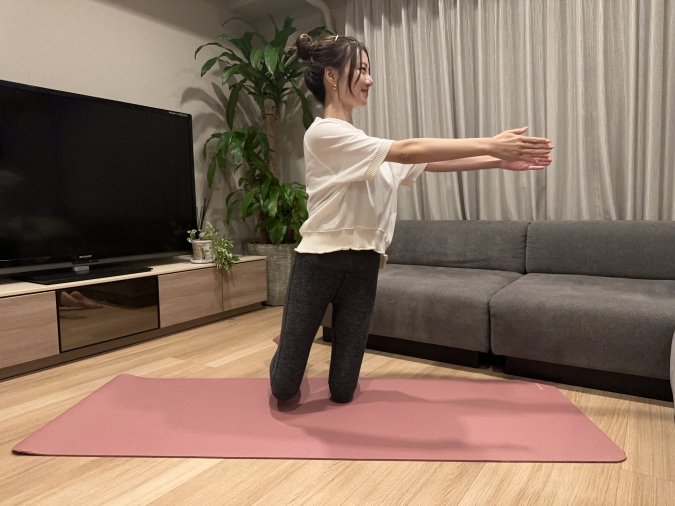 膝立ちツイスト：息を吐きながら、上半身を左にツイストし、息を吸いながら元の位置に戻る。このとき、右足を少し浮かせる