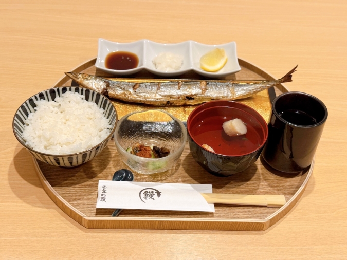 京から鰻　秋刀魚定食