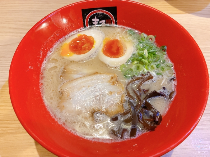 黒豚とんこつラーメン まるしん 行橋本店　味玉ラー麺