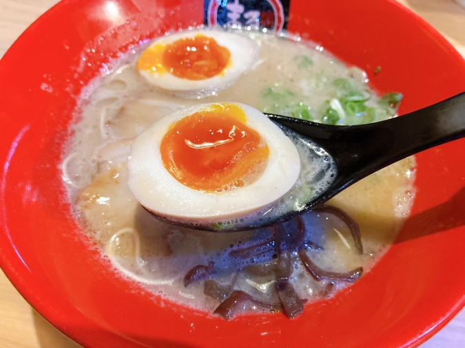 黒豚とんこつラーメン まるしん 行橋本店　味玉ラー麺