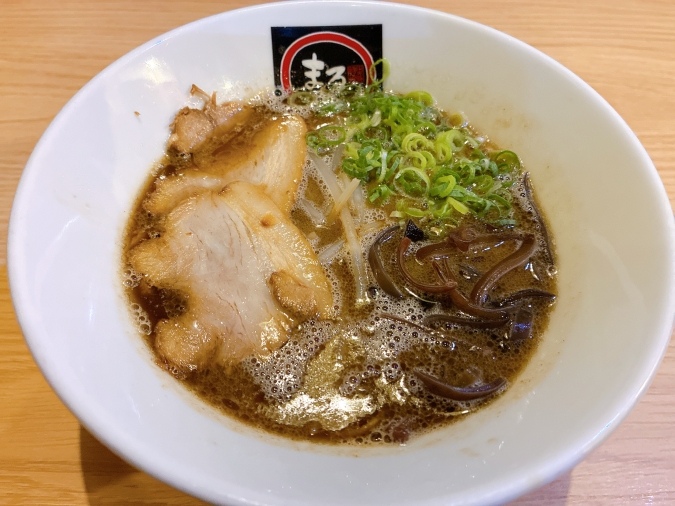 黒豚とんこつラーメン まるしん 行橋本店　黒まるラー麺