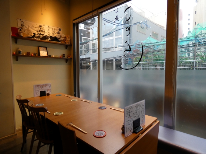 お魚ことら　テーブル席