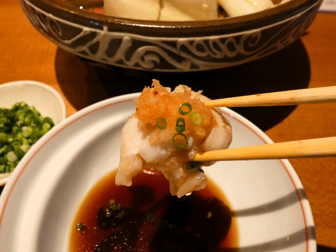 お魚ことら　あこう酒蒸し　薬味あり