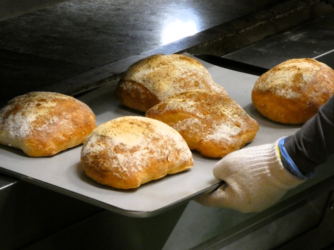 ヴィ・ド・フランス レーヴ・ド・パリ 天神地下街店　パンを焼くシーン