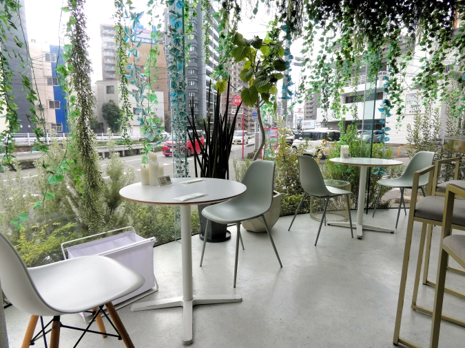 and S organic　店内　テーブル席