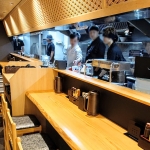博多非豚骨なお人　店内カウンター席