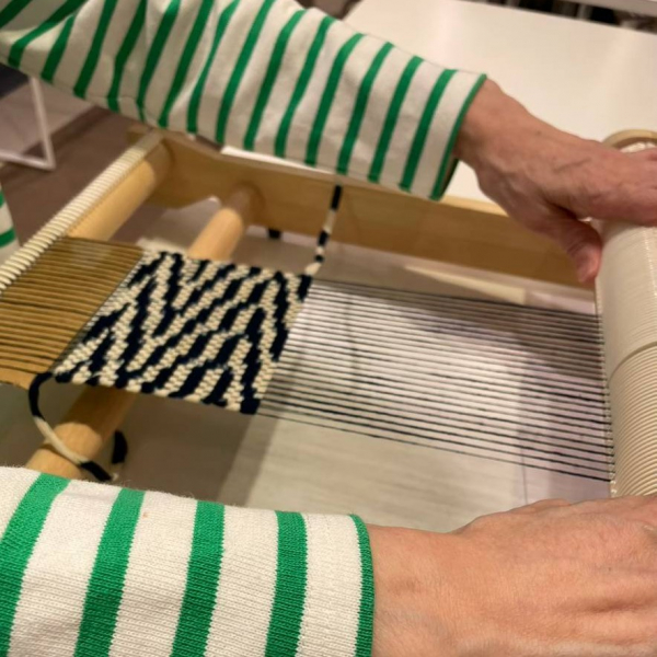 大丸福岡天神店「ふくおか伝統工芸 びびび！展」久留米絣「卓上手織り機のコースター作り」