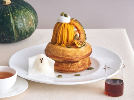 カフェ＆ブックス ビブリオテーク 北海道産かぼちゃとメープルカスタードのハロウィンパンケーキ メープルソース
