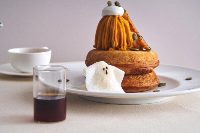 カフェ＆ブックス ビブリオテーク　北海道産かぼちゃとメープルカスタードのハロウィンパンケーキ メープルソース