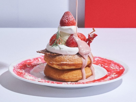 カフェ＆ブックス ビブリオテーク　エアリーチーズクリームのクリスマス“ホール”パンケーキ いちごミルキーソース