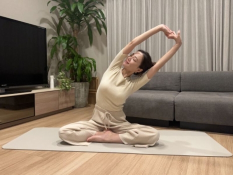 息を吐きながら、左右にゆっくりと体を倒す。呼吸に合わせて1～2往復。