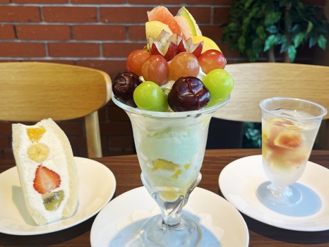 Fruit Garden新 SUN（フルーツガーデンしんサン）シャインマスカットとフルーツのパフェ、とよみつひめのジュレ、ミックスフルーツサンド