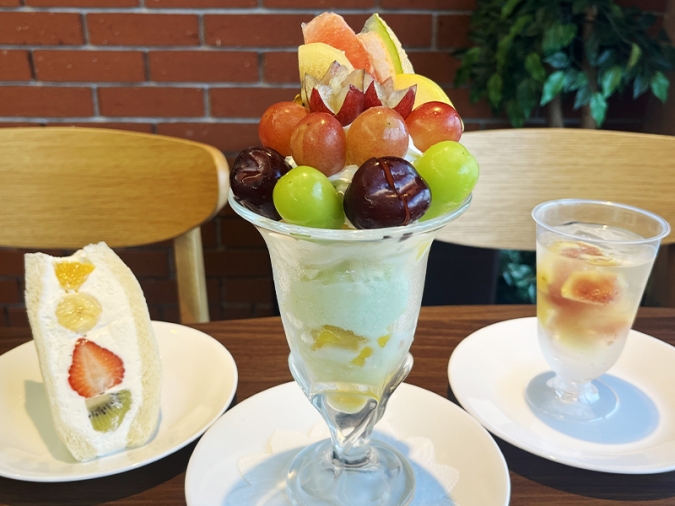 Fruit Garden新 SUN（フルーツガーデンしんサン）シャインマスカットとフルーツのパフェ、とよみつひめのジュレ、ミックスフルーツサンド