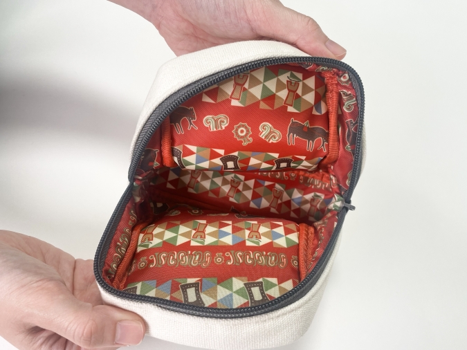 九州国立博物館20周年記念グッズ　王塚古墳形 装飾古墳ポーチ　内部