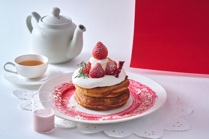 カフェ＆ブックス ビブリオテーク　エアリーチーズクリームのクリスマス“ホール”パンケーキ いちごミルキーソース
