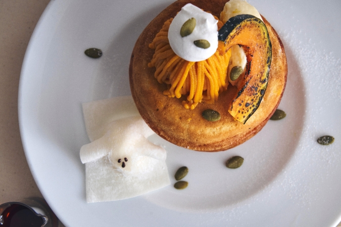 カフェ＆ブックス ビブリオテーク 北海道産かぼちゃとメープルカスタードのハロウィンパンケーキ メープルソース