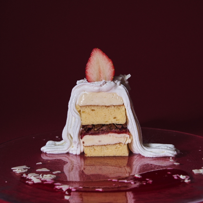 カフェ＆ブックス ビブリオテーク　いちごのクリスマス“生”モンブラン〈わたしだけの“ホール”ケーキ〉　断面