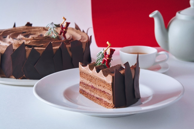 カフェ＆ブックス ビブリオテーク　フランボワーズショコラのブッシュ・ド・ノエル