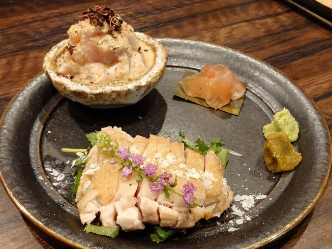 大衆炉端 こめろまん。博多駅総本店　地鶏のたたき三種盛り①