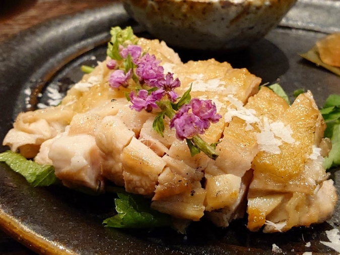 大衆炉端 こめろまん。博多駅総本店　地鶏のたたき三種盛り➁