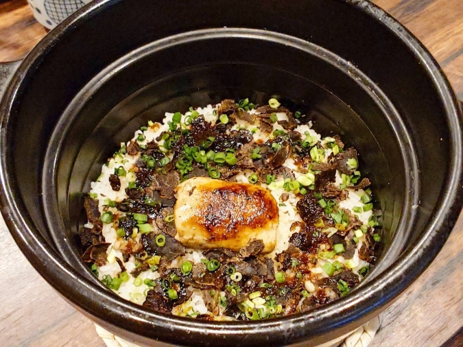 大衆炉端 こめろまん。博多駅総本店　フォアグラとトリュフの土鍋ご飯①