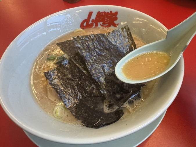 ラーメン山岡家 福岡松島店　醤油ラーメンのスープ