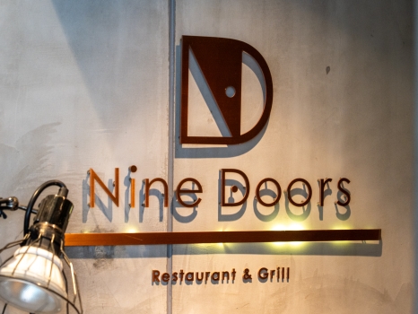 Restaurant &Grill Nine Doors サイン