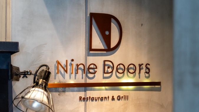 Restaurant &Grill Nine Doors サイン