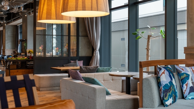 Restaurant &Grill Nine Doors ソファ席