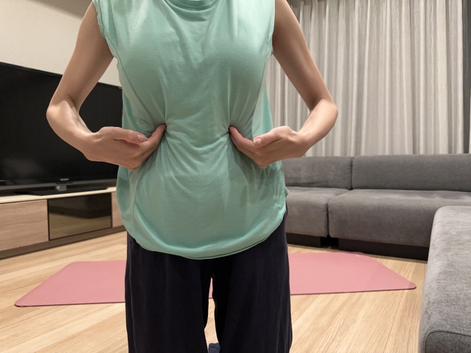 息を吐きながら、指を優しく差し込み、押しほぐす。