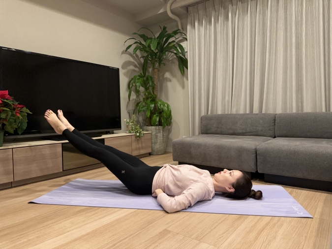 息を吸って、次の吐く息で脚をさらに30度下ろす。