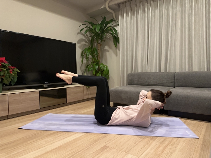 息を吐きながら、頭を持ち上げて上体を浮かせ、両脚はテーブルトップにする。