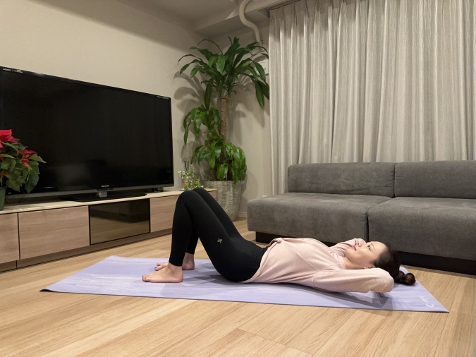 仰向けになり、両手を頭の後ろへ。