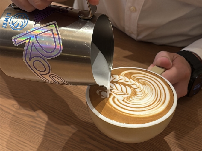 sym coffee roasters　バリスタがラテを淹れる様子