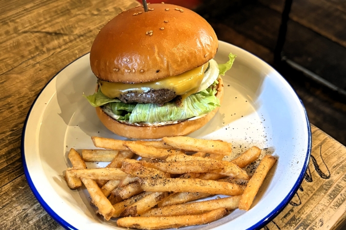 GOONIES BURGER CLUB　グーニーズチーズバーガー