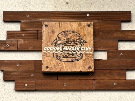 GOONIES BURGER CLUB　看板