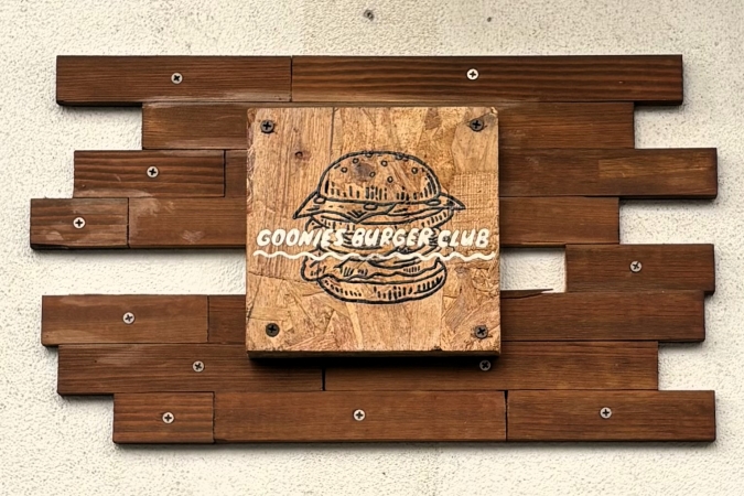 GOONIES BURGER CLUB　看板