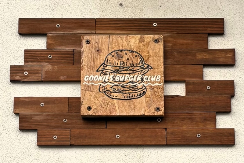 GOONIES BURGER CLUB　看板
