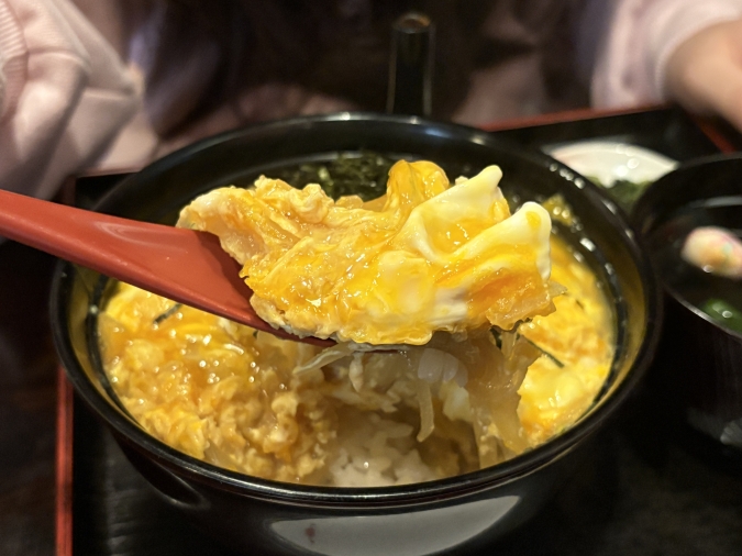 笠乃家　玉子丼　すくった様子