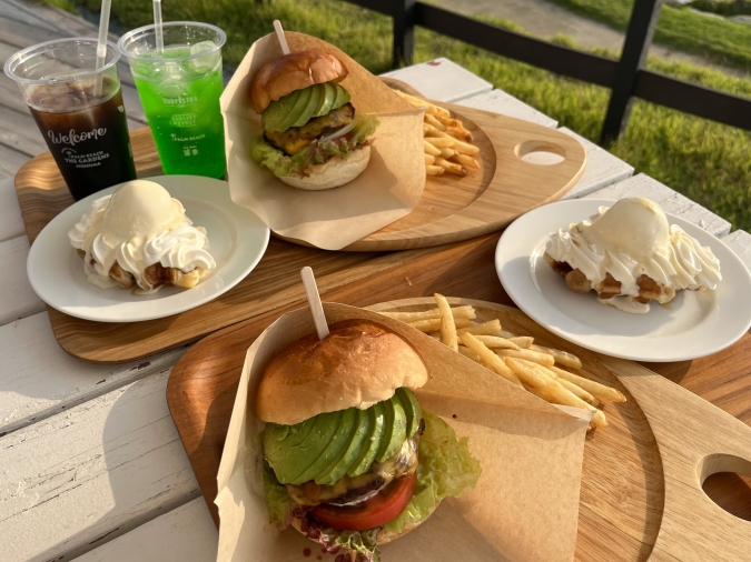 SURF SIDE cafe（サーフサイドカフェ）アボカドバーガーセットとバニラメイプルクロッフル