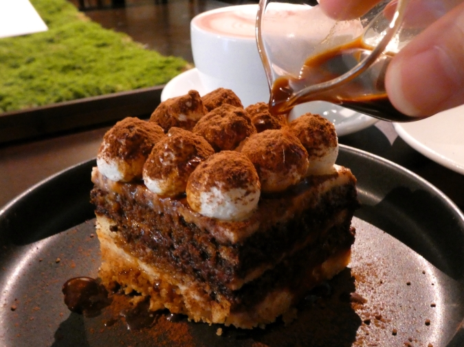 ムエンコーヒー　ティラミス　エスプレッソをかけているシーン