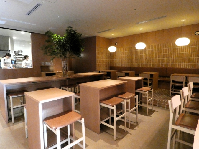 sym coffee roasters　店内　テーブル席