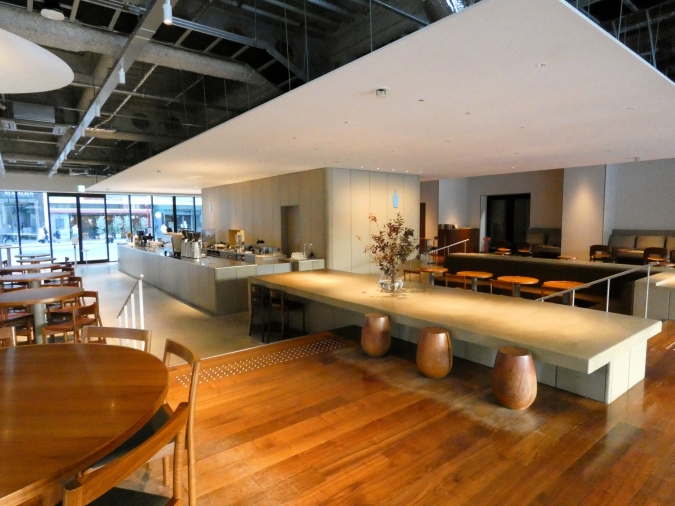 ブルーボトルコーヒー 福岡天神カフェ 店内 全体像